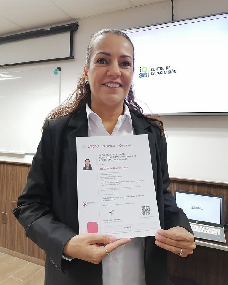 Instructora con su certificado